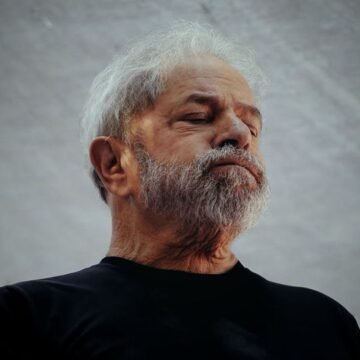 Produtores culturais e audiovisuais expressam insatisfação com o governo Lula devido à falta de avanços na regulamentação do streaming e concentração de recursos da Lei Rouanet.