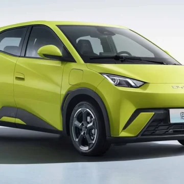 Imagem de destaque mostrando um carro elétrico da BYD em uma estrada futurística, representando a revolução elétrica no mercado automotivo.