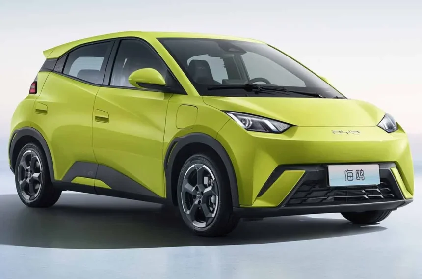 Imagem de destaque mostrando um carro elétrico da BYD em uma estrada futurística, representando a revolução elétrica no mercado automotivo.