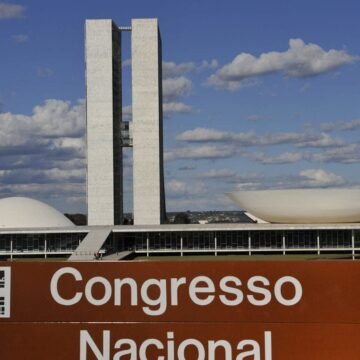 Foto do Congresso Nacional iluminado à noite, simbolizando os desafios fiscais que o Brasil enfrentará nos últimos dias de 2024.