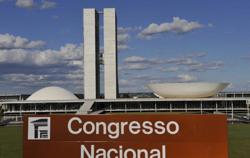 Foto do Congresso Nacional iluminado à noite, simbolizando os desafios fiscais que o Brasil enfrentará nos últimos dias de 2024.