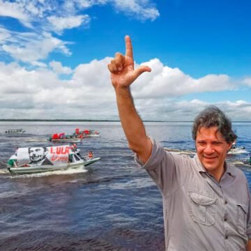 Fernando Haddad em um evento oficial, vestido com terno escuro, com expressão séria, simbolizando o momento tenso na economia brasileira, enquanto ao fundo aparecem gráficos financeiros sugerindo alta do dólar.