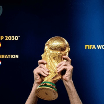 Uma imagem vibrante que ilustra a diversidade de sedes da Copa de 2030 e 2034, com destaque para os estádios modernos e futuristas da Arábia Saudita, e locais históricos da Copa de 2030, como Buenos Aires e Montevidéu.