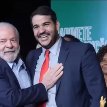 Uma representação digital da balança da justiça, com um smartphone de um lado e um megafone do outro, simbolizando o equilíbrio entre a responsabilidade das redes sociais e o direito à livre expressão.
