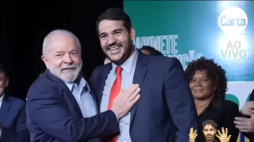 Uma representação digital da balança da justiça, com um smartphone de um lado e um megafone do outro, simbolizando o equilíbrio entre a responsabilidade das redes sociais e o direito à livre expressão.