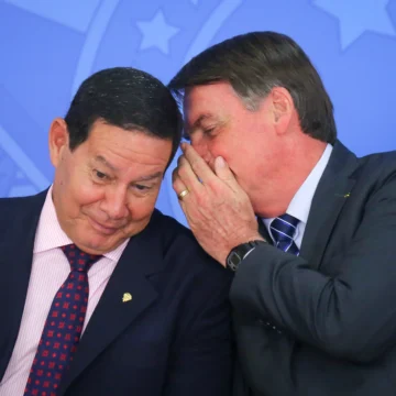 Senador Hamilton Mourão gesticulando durante entrevista, com fundo neutro que destaca seu semblante sereno.