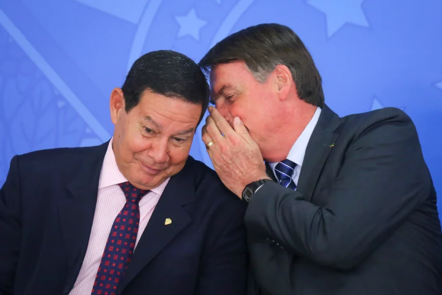 Senador Hamilton Mourão gesticulando durante entrevista, com fundo neutro que destaca seu semblante sereno.
