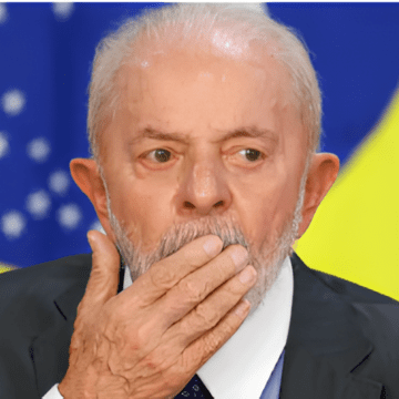 Uma imagem representando gráficos financeiros em queda, uma bandeira do Brasil ao fundo e uma tela de computador mostrando cotações em vermelho, simbolizando uma crise econômica.