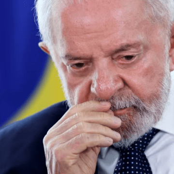 Foto do presidente Lula sendo atendido em hospital, com semblante calmo, acompanhado por equipe médica em ambiente de UTI.