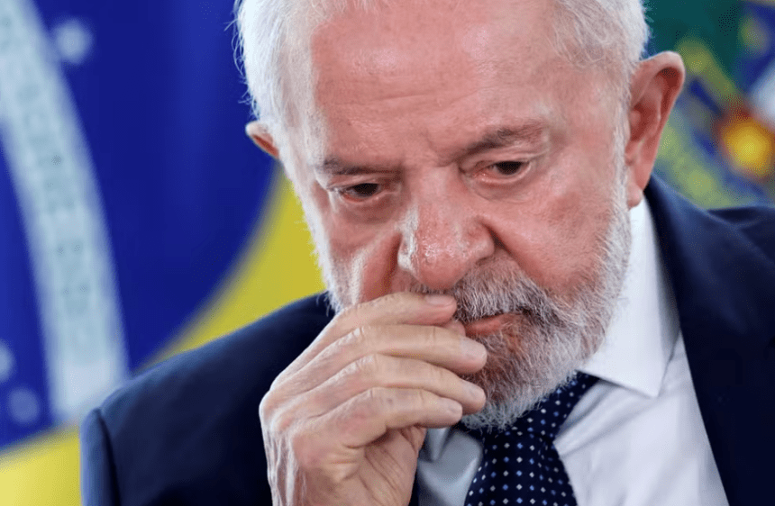 Foto do presidente Lula sendo atendido em hospital, com semblante calmo, acompanhado por equipe médica em ambiente de UTI.
