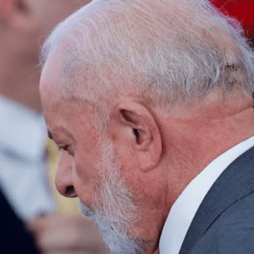 Ministros do governo discutindo propostas em uma sala de reunião