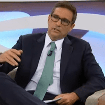 Deputados Lindbergh Farias e Rogério Correia em frente à sede do Banco Central, criticando a política monetária de Campos Neto.
