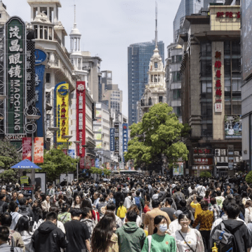 Uma imagem representando a interconexão global da China, com mapas, gráficos econômicos e símbolos de comércio e tecnologia, mostrando como o país influencia e interage com o resto do mundo.