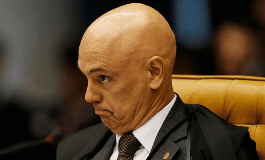 Imagem do ministro Alexandre de Moraes no Supremo Tribunal Federal, refletindo a polêmica sobre o inquérito das fake news
