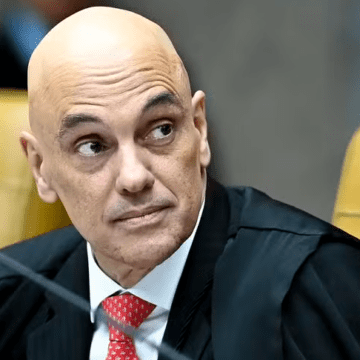 Ministro do STF, Alexandre de Moraes, em uma foto posada, com semblante sério, durante um evento oficial, destacando a autoridade do magistrado na condução de processos judiciais.