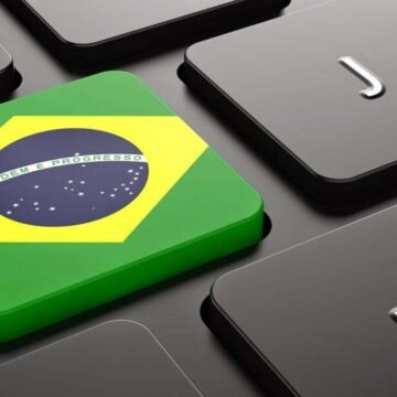 Imagem de três ministros do STF (Cármen Lúcia, Luiz Fux e Alexandre de Moraes) durante uma sessão, ilustrando o contexto do julgamento sobre o Marco Civil da Internet.