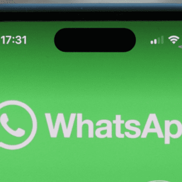 Representação de um smartphone com a tela do WhatsApp aberta, mostrando a opção de compartilhar chave Pix.