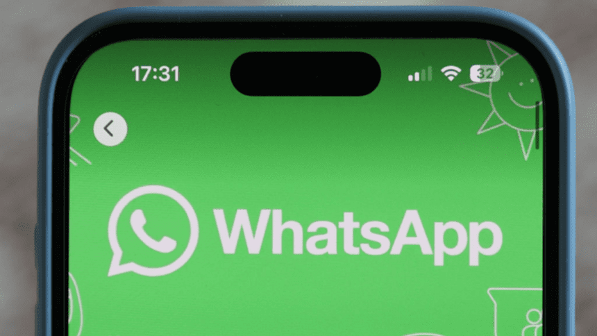 Representação de um smartphone com a tela do WhatsApp aberta, mostrando a opção de compartilhar chave Pix.