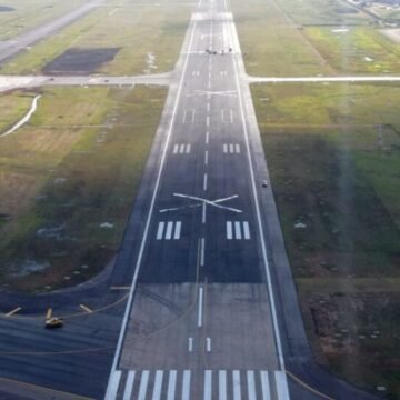 Uma imagem aérea da pista do aeroporto Salgado Filho em Porto Alegre, mostrando a extensão total de 3,2 mil metros após a reforma.
