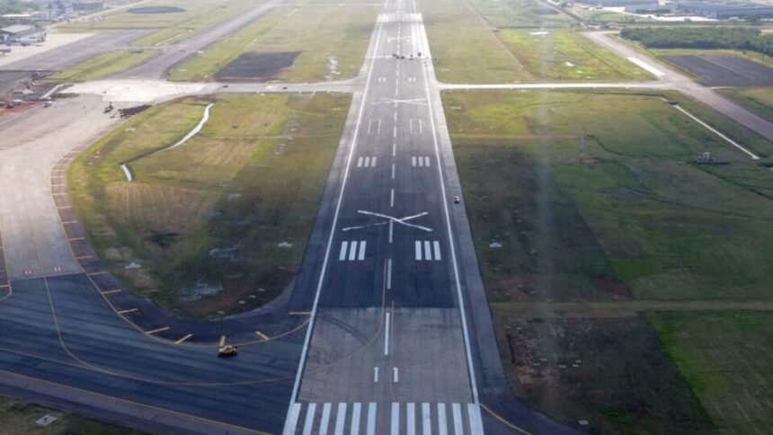 Uma imagem aérea da pista do aeroporto Salgado Filho em Porto Alegre, mostrando a extensão total de 3,2 mil metros após a reforma.