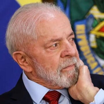 Gráfico com barras representando a avaliação do governo Lula, destacando os percentuais de ótimo/bom, regular, ruim/péssimo, e uma linha mostrando as mudanças desde agosto de 2024. Ao fundo, uma imagem estilizada do Palácio do Planalto.