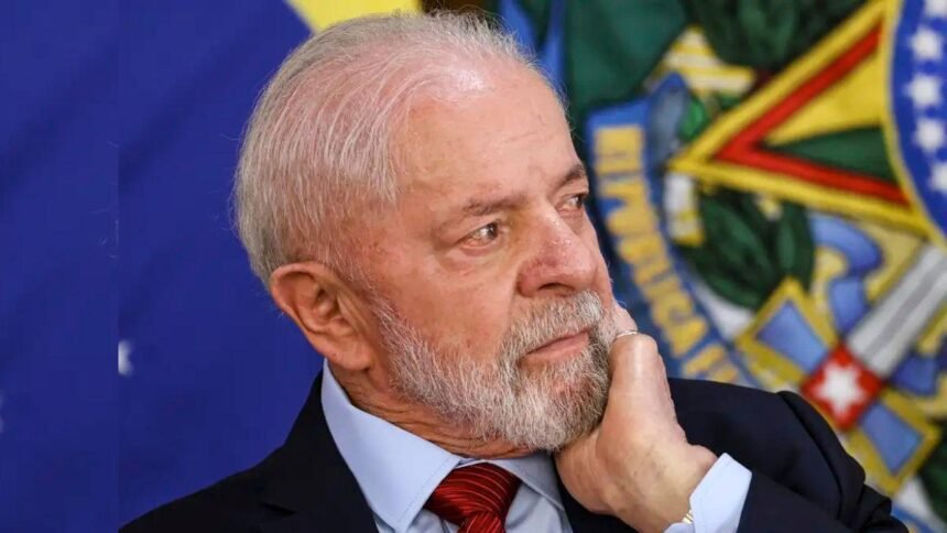 Gráfico com barras representando a avaliação do governo Lula, destacando os percentuais de ótimo/bom, regular, ruim/péssimo, e uma linha mostrando as mudanças desde agosto de 2024. Ao fundo, uma imagem estilizada do Palácio do Planalto.