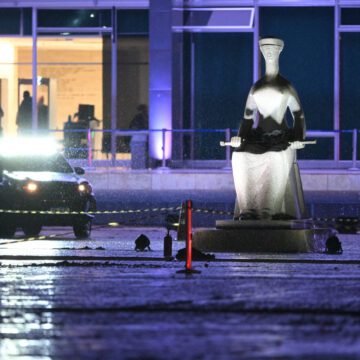Casa incendiada em Rio do Sul, SC, cercada por escombros e investigada pela polícia após a tragédia envolvendo Diana Dias.