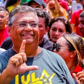Flávio Dino, ministro do STF, em uma pose pensativa, com um tabuleiro de xadrez em segundo plano, simbolizando suas manobras estratégicas na política.