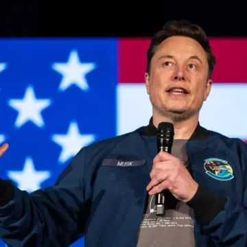 Elon Musk sorrindo, com foguetes da SpaceX ao fundo e um gráfico de crescimento financeiro ao lado.