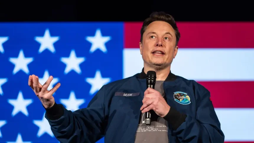 Elon Musk sorrindo, com foguetes da SpaceX ao fundo e um gráfico de crescimento financeiro ao lado.