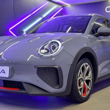 Dois carros elétricos, um branco e outro cinza, da marca BYD, lado a lado em uma paisagem urbana, ilustrando a variedade de modelos disponíveis no mercado brasileiro em 2024.