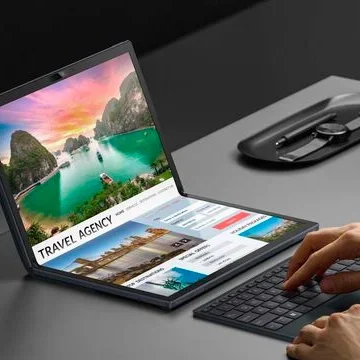 Uma pessoa admirando um iPad dobrável de 19 polegadas com uma tela OLED brilhante, em um fundo futurista, com detalhes tecnológicos que dão um toque de inovação.