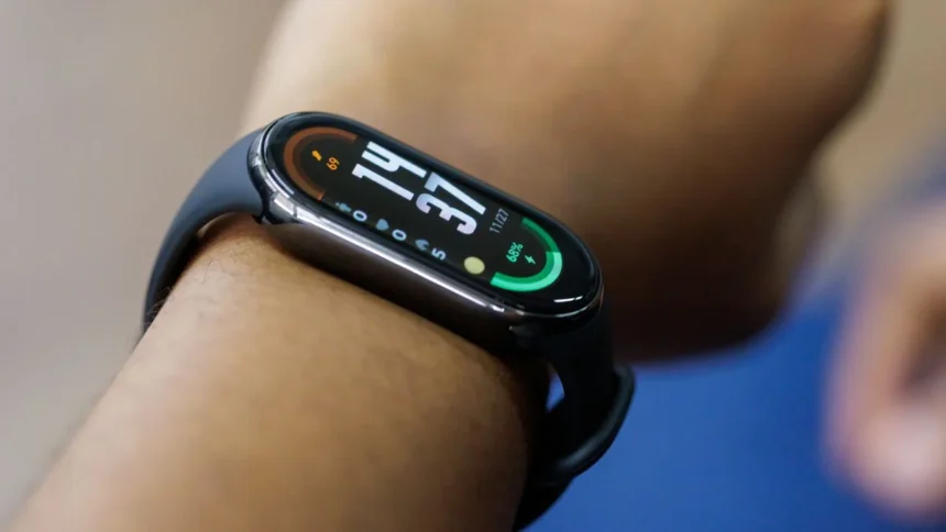 Uma pessoa usando uma pulseira inteligente Xiaomi Smart Band 9 durante um treino ao ar livre, com foco na tela mostrando os dados de desempenho.