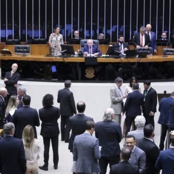Deputados reunidos no plenário da Câmara dos Deputados durante sessão decisiva para a PEC do ajuste fiscal.