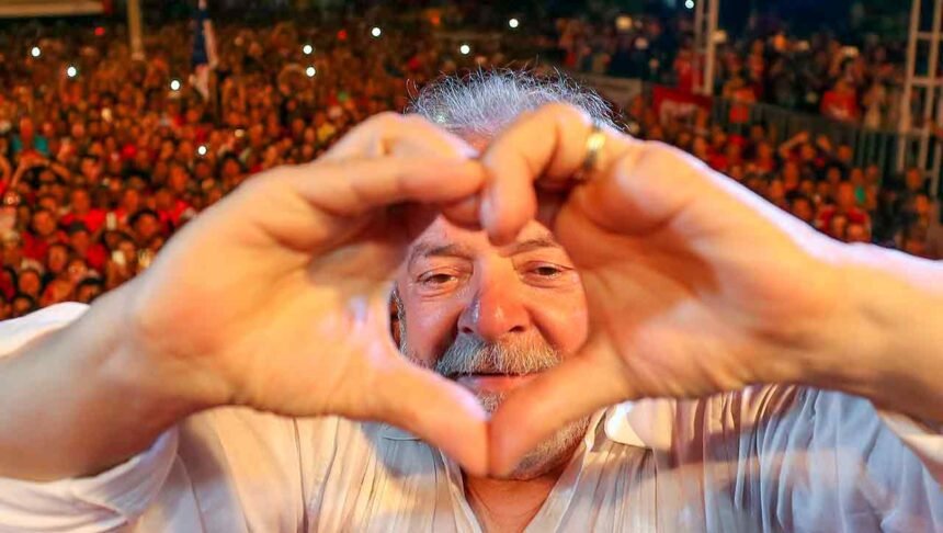 Imagem ilustrativa de um Papai Noel carregado de presentes, mas com expressões de surpresa e preocupação, simbolizando os desafios econômicos do Brasil.