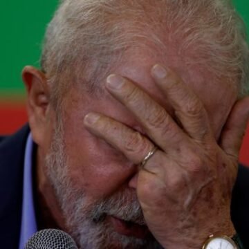 Imagem ilustrando o procedimento de embolização das artérias meníngeas.