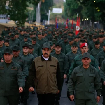 Soldados venezuelanos em frente a blindados Dragón-300 durante desfile militar.