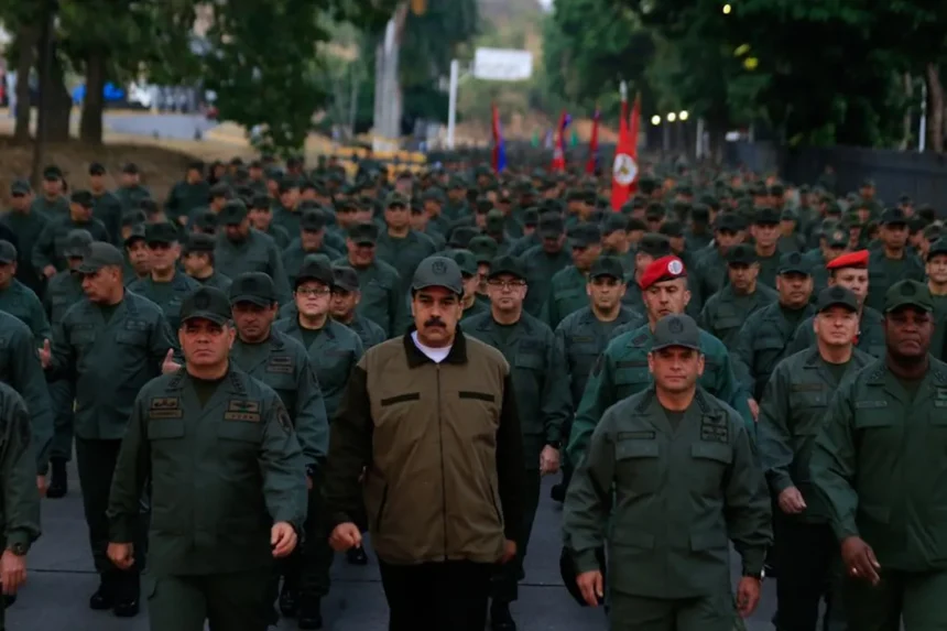 Soldados venezuelanos em frente a blindados Dragón-300 durante desfile militar.