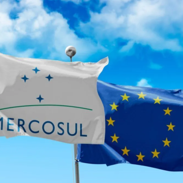Líderes do Mercosul e União Europeia posam para foto em reunião histórica em Montevidéu.