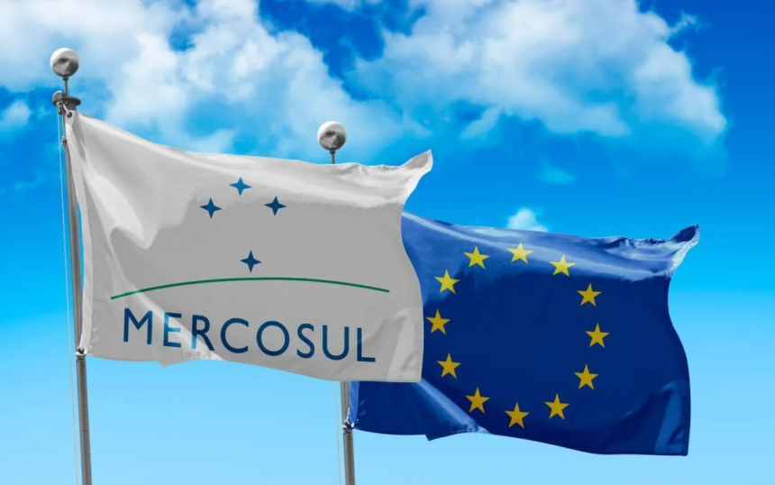 Líderes do Mercosul e União Europeia posam para foto em reunião histórica em Montevidéu.