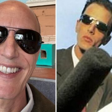 Rodolfo Carlos em sua casa, sorrindo, cercado por móveis clássicos que remetem a um ambiente confortável e simples.