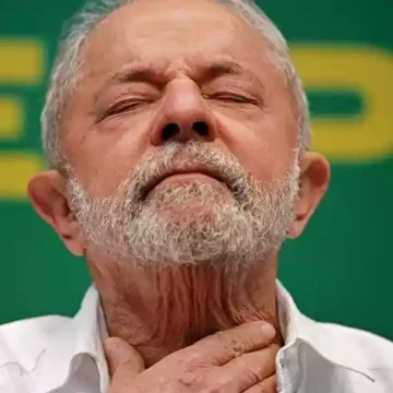 Lula sendo transportado em ambulância sob escolta da Polícia Federal no aeroporto de Congonhas.