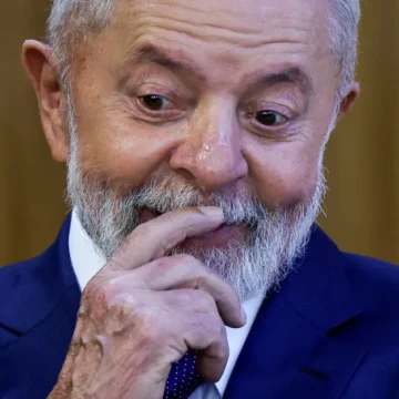 Gráfico detalhado mostrando a queda na aprovação do governo Lula ao longo do tempo, com linhas comparativas entre os anos de 2004, 2008 e 2024. O gráfico destaca as mudanças nos números de aprovação, reprovação e regularidade ao longo dos três mandatos