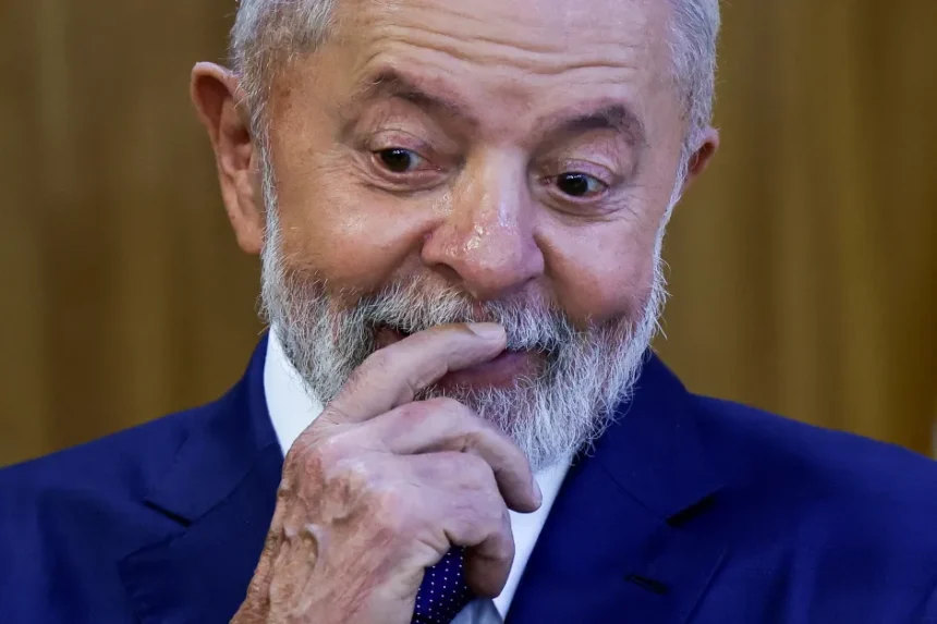 Gráfico detalhado mostrando a queda na aprovação do governo Lula ao longo do tempo, com linhas comparativas entre os anos de 2004, 2008 e 2024. O gráfico destaca as mudanças nos números de aprovação, reprovação e regularidade ao longo dos três mandatos