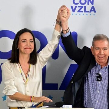 Imagem de Edmundo González, líder da oposição venezuelana, sorrindo em um evento público