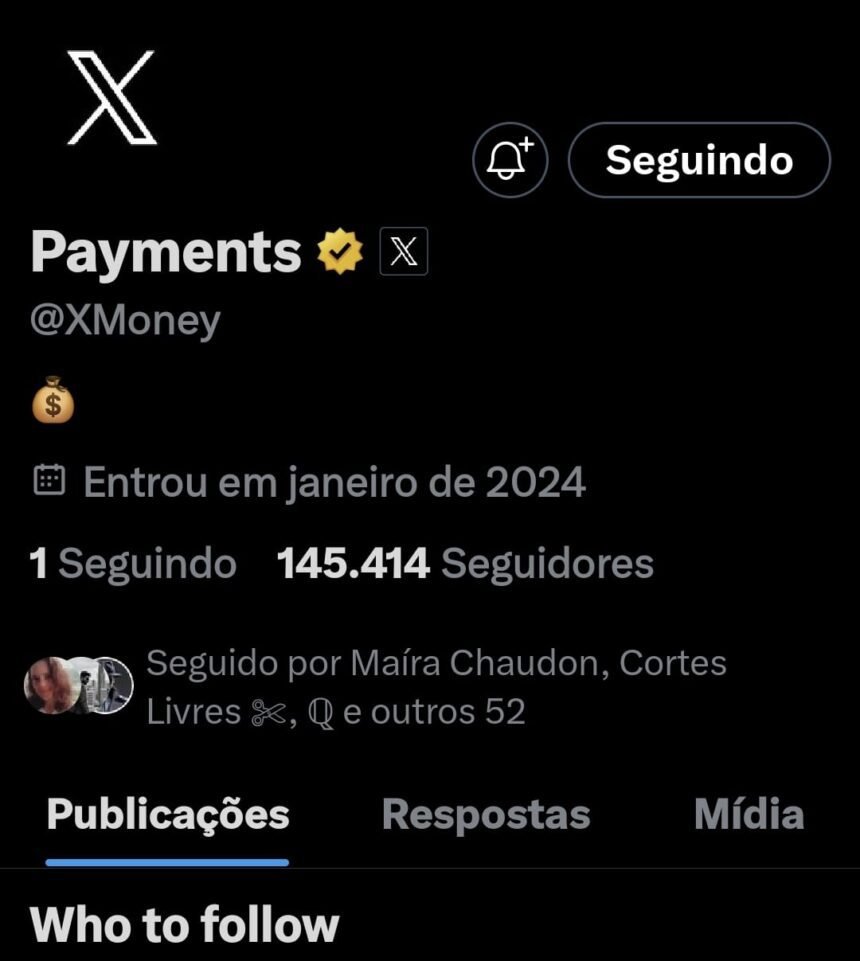 Um close-up de um smartphone mostrando o logo do X (antigo Twitter) e um gráfico de criptomoedas ao fundo.