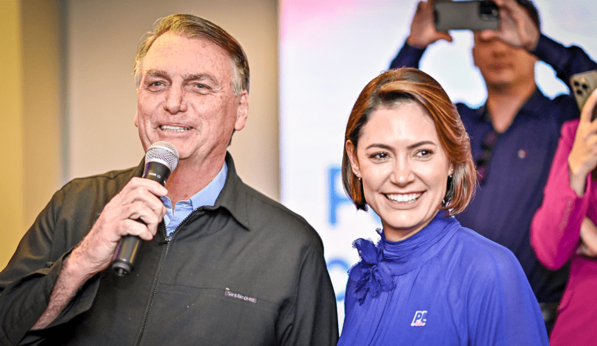 Bolsonaro Considera Michelle na Presidência com Ele na Casa Civil