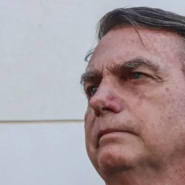Folha do seu Paulo - Ministros do STF e a Possível Barreira à Viagem de Bolsonaro: Razões Políticas ou Jurídicas em Jogo?