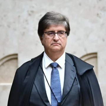 Folha do seu Paulo - PGR Barra Pedido de Bolsonaro para Ir à Posse de Trump: Entenda a Polêmica!