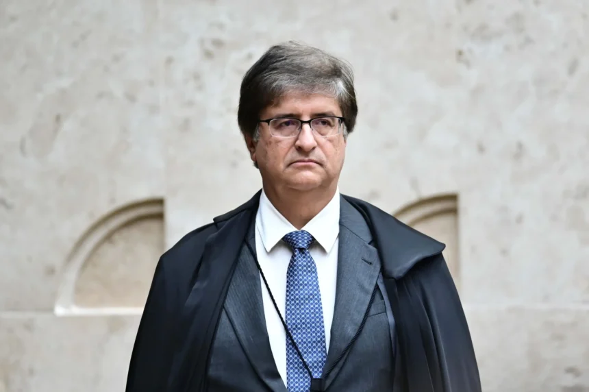 Folha do seu Paulo - PGR Barra Pedido de Bolsonaro para Ir à Posse de Trump: Entenda a Polêmica!